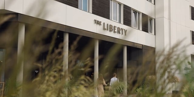Gäste auf dem Weg zum Eingang des THE LIBERTY